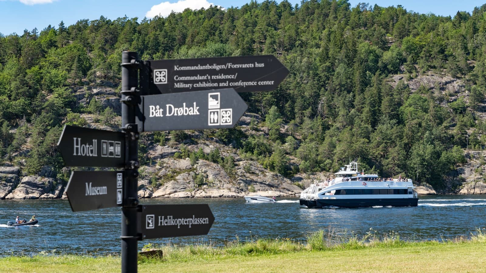 Ruterbåten i Oslofjorden sett fra en øy