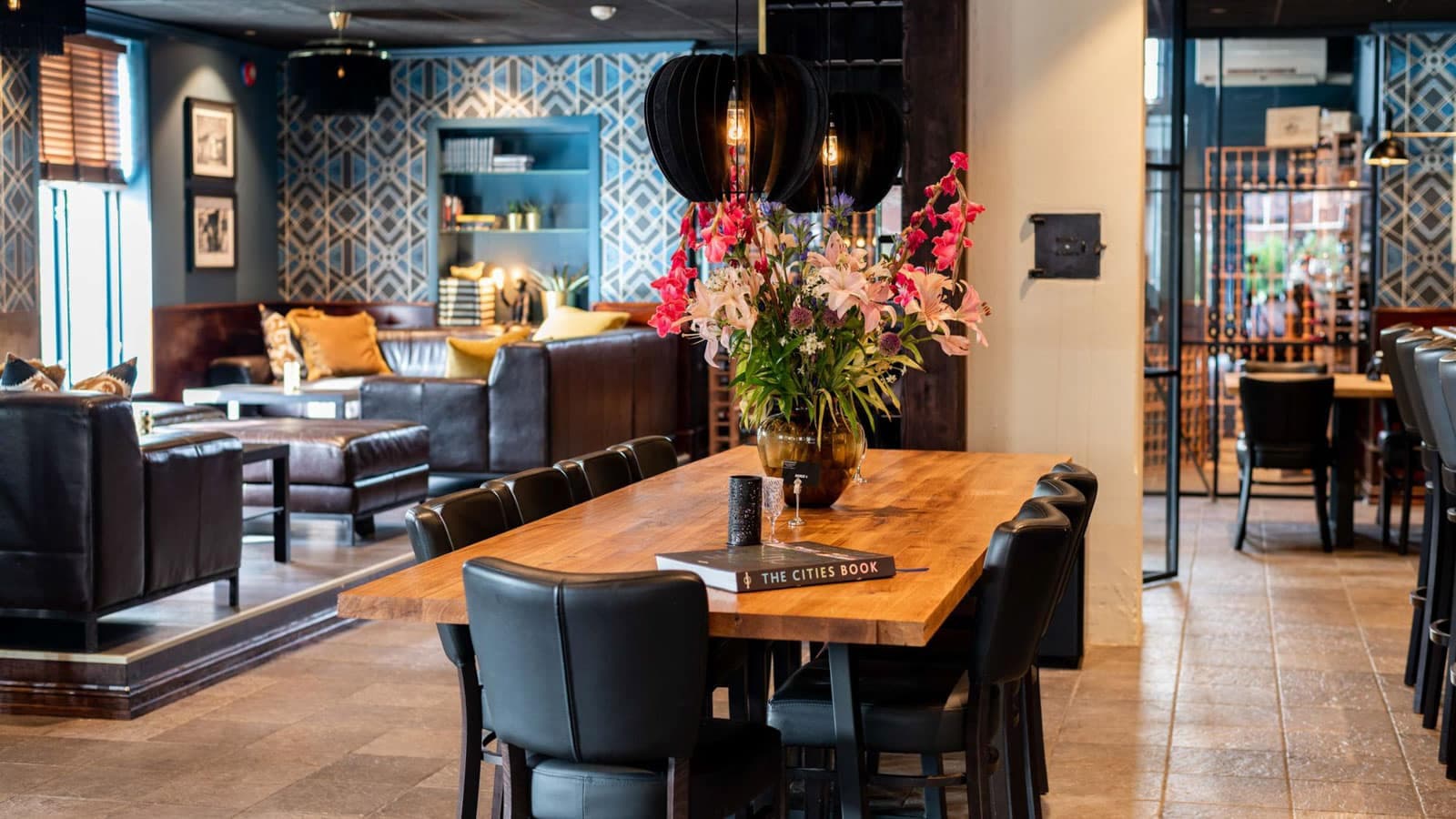 Spisebord og blomster på et hotell